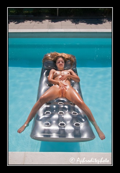 106 Délassement a la piscine 1